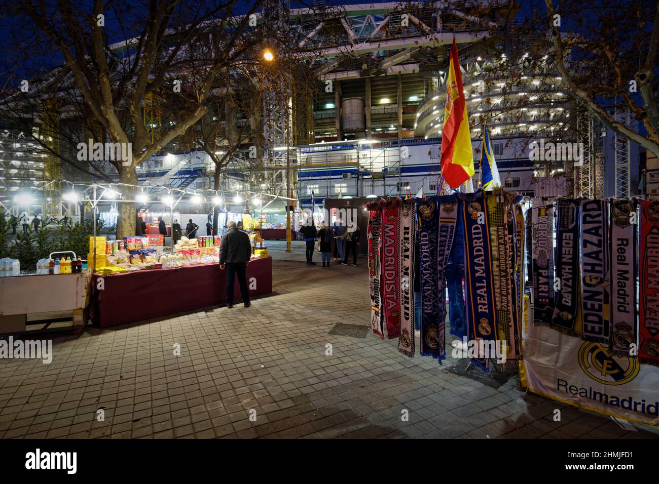 Madrid, España. 06th Feb, 2022. Alrededores del estadio de fútbol Santiago Bernabeu en una tarde de partido Foto de stock