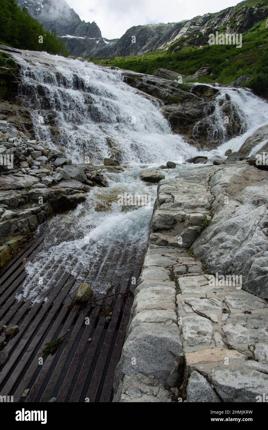 Ein Bach im Berner Oberland verschwindet in einer Wasserfassung zur Stromproduktion Foto de stock