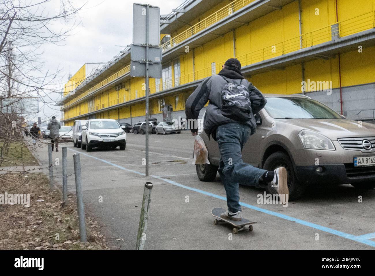 Kiev, Ucrania. 10th Feb, 2022. Un hombre patinará por la calle en Kiev el  10 de febrero de 2022 en Ucrania. La capital sigue en calma, ya que Rusia  ha iniciado maniobras