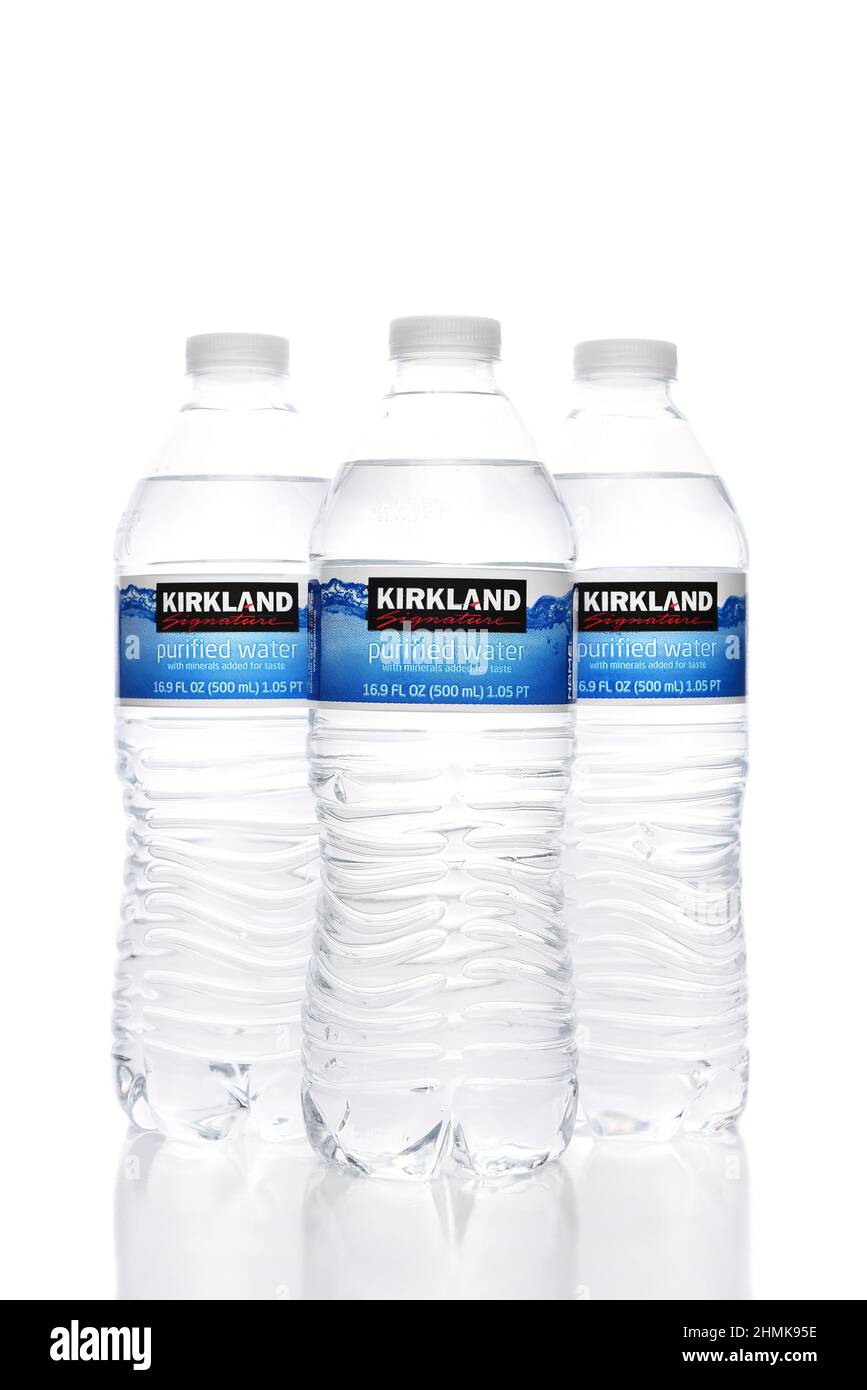 IRVINE, CALIFORNIA - 10 FEB 2022: Tres botellas de Kirkland Signature Purified Water, un producto Costco Wholesale Private Label. Foto de stock