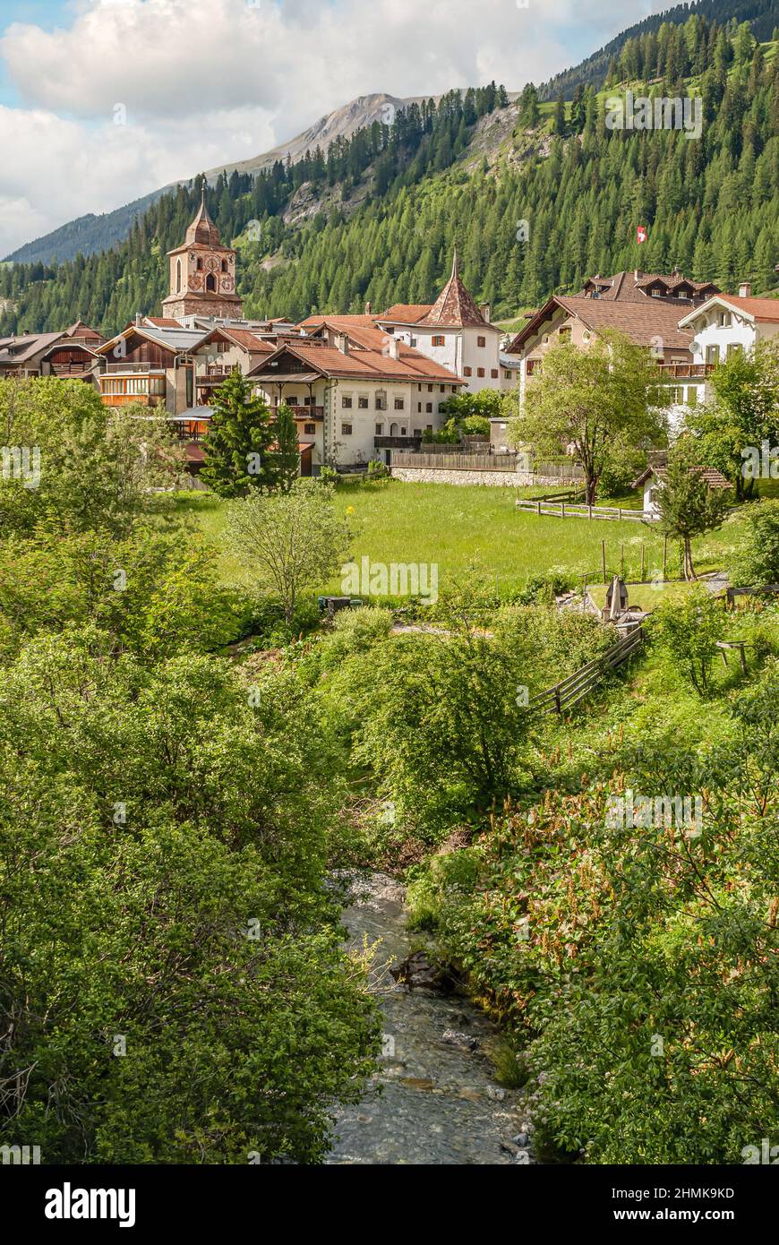 Pueblo Berguen en el Valle de Albula en verano, Grisons, Suiza Foto de stock