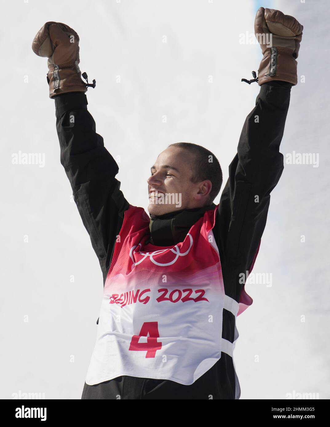 Zhangjiakou, China. 11th Feb, 2022. El medallista de bronce Jan Scherrer, de Suiza, se encuentra en el podio después de la final de Halfpipe de snowboard masculina en los Juegos Olímpicos de Invierno de 2022 en Zhangjiakou, China, el viernes 11 de febrero de 2022. El japonés Ayumu Hirano ganó la medalla de oro y el australiano Scotty James ganó la medalla de plata. Foto de Bob Strong/UPI . Crédito: UPI/Alamy Live News Foto de stock
