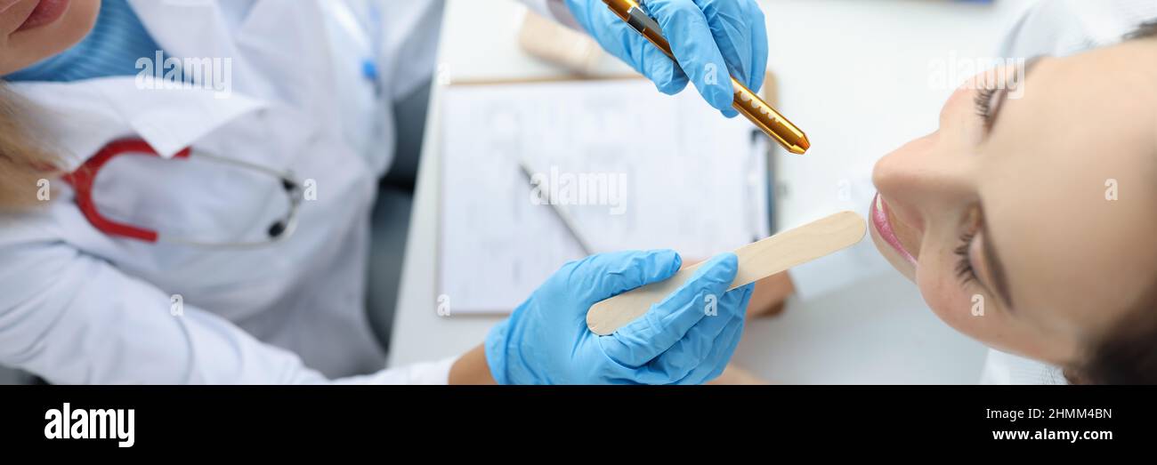 Médico examina chica del oído con lápiz linterna médica. Audiólogo examinar  poco paciente con linterna ENT Fotografía de stock - Alamy