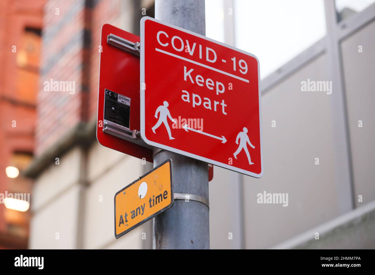 Los letreros callejeros para tratar de controlar la propagación de COVID-19 recuerdan a la gente a la distancia social debido a la pandemia. Foto de stock