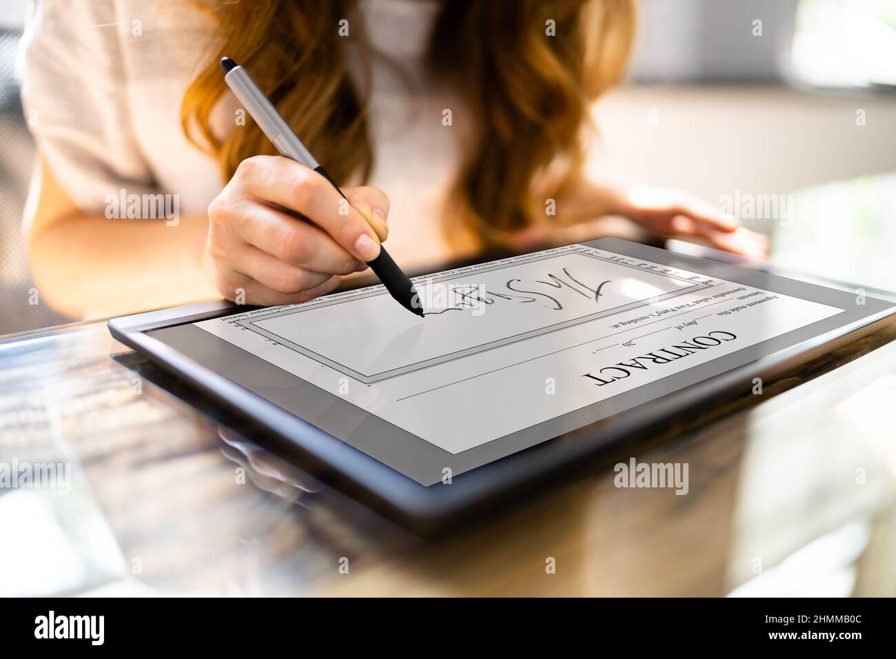 Firma digital en el documento del contrato en línea mediante Tablet  Fotografía de stock - Alamy