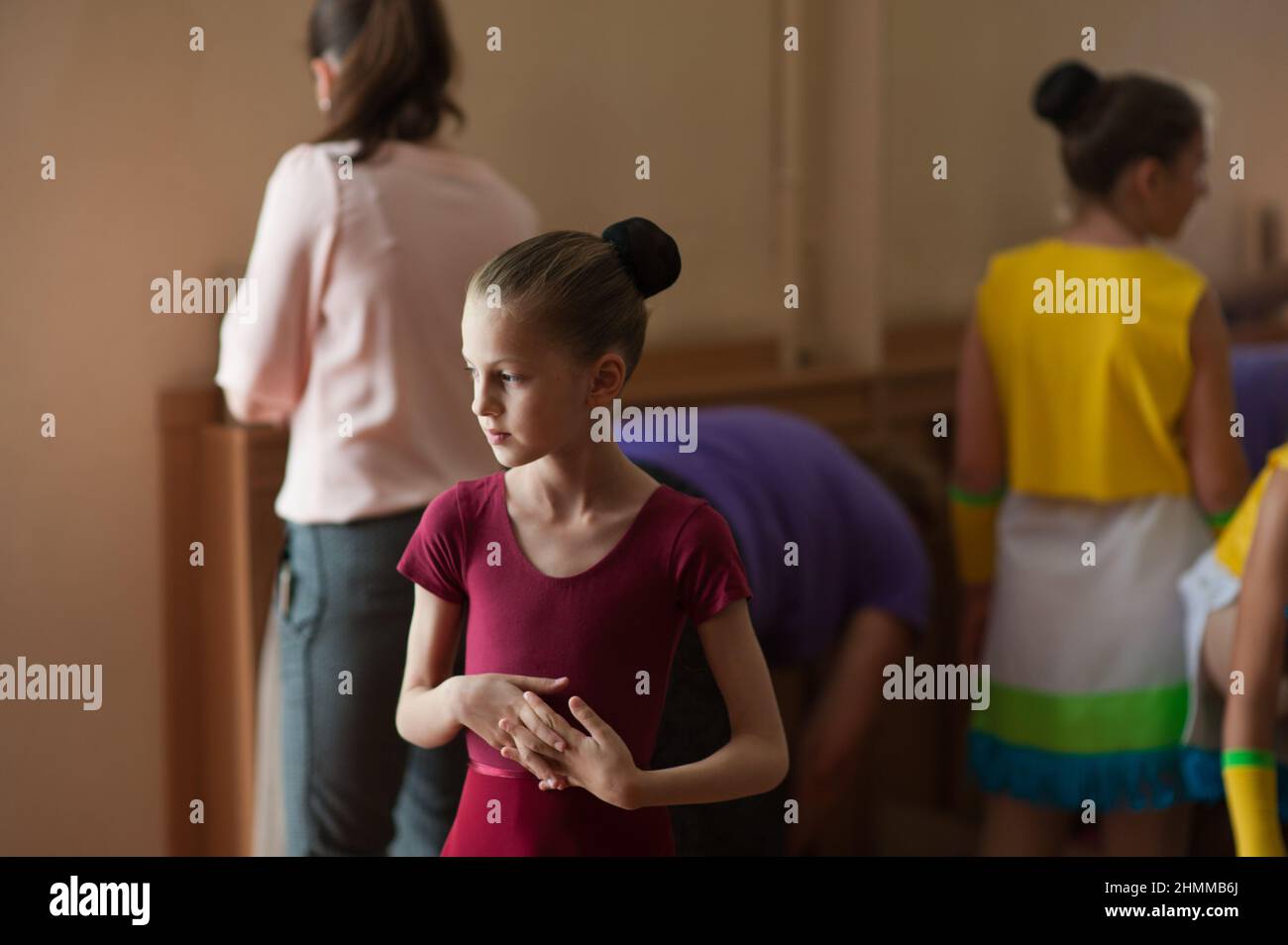 pequeña bailarina rusa de ballet durante la preparación del espectáculo en la escuela de baile Foto de stock