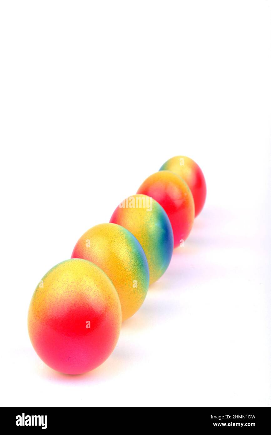 Huevos de Pascua de colores brillantes seguidos Foto de stock