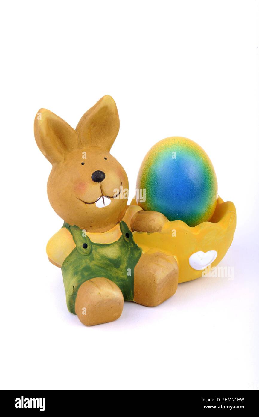 Copa de huevo con conejito de Pascua y huevo de Pascua de colores brillantes Foto de stock
