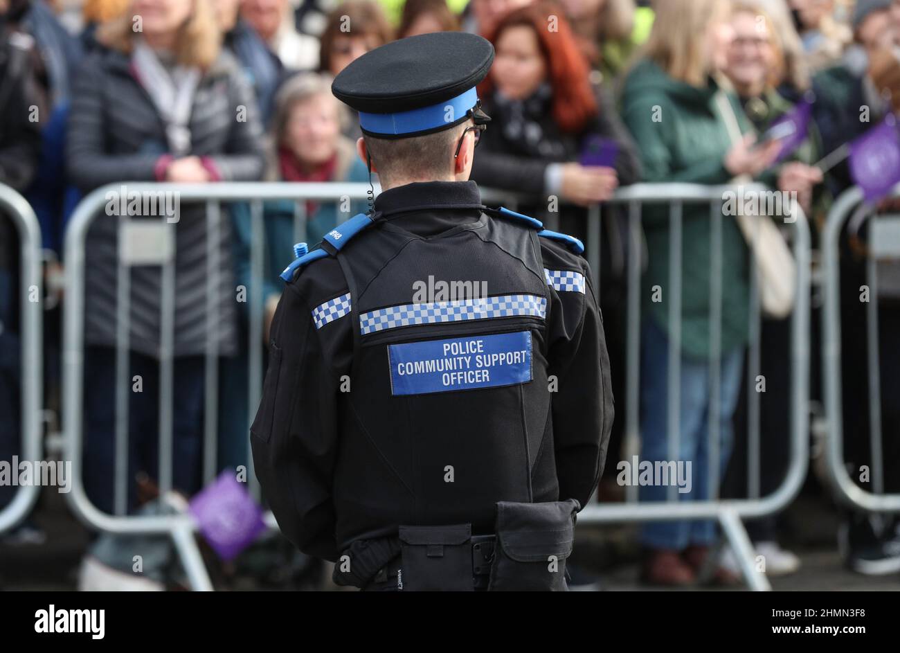 Oficiales de policía de la PCSO en servicio en Winchester observando a una multitud de personas, Hampshire, Reino Unido Foto de stock
