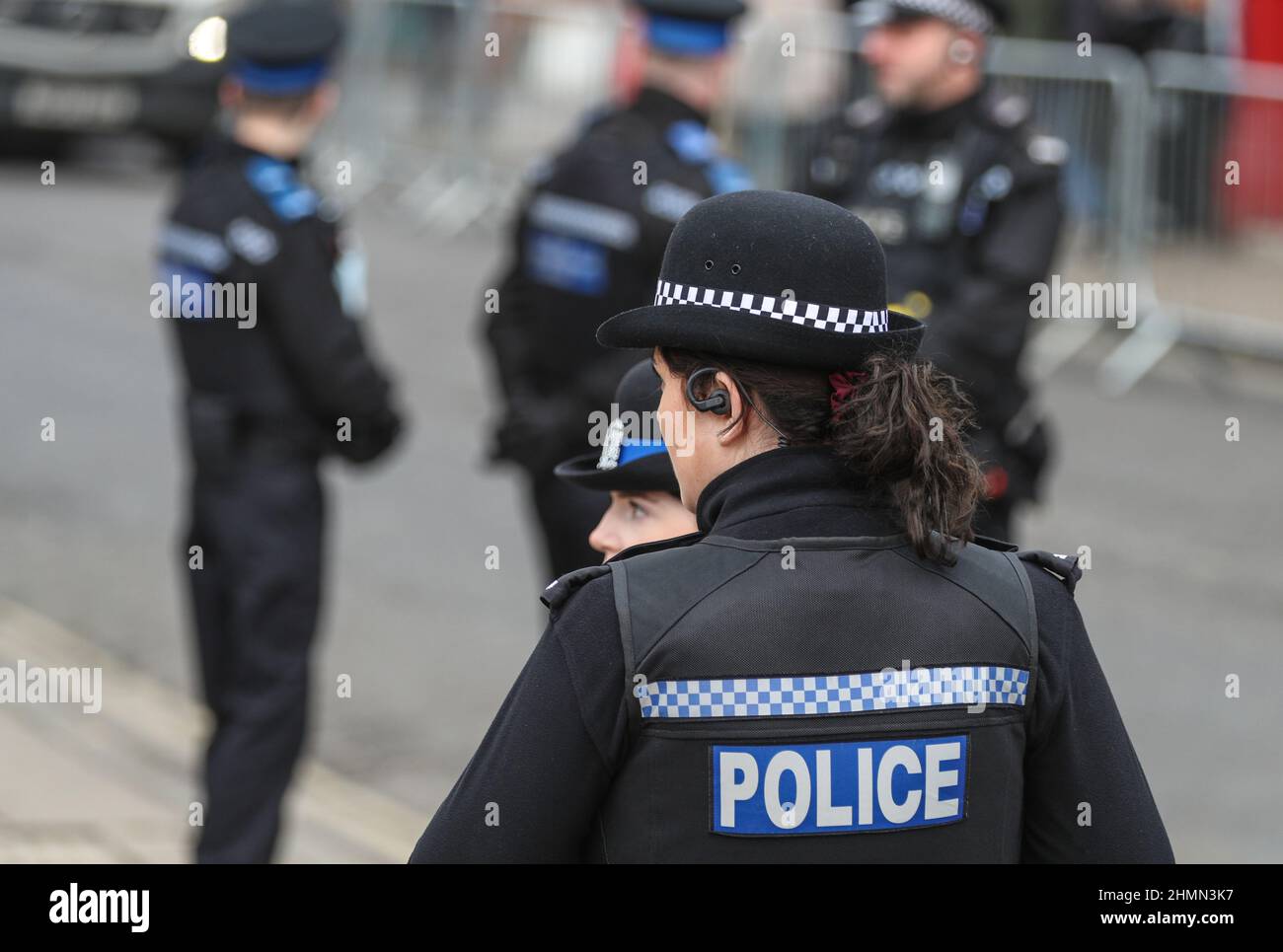 Mujer PCSO y oficial de policía en servicio en Winchester, Hampshire, Reino Unido Foto de stock