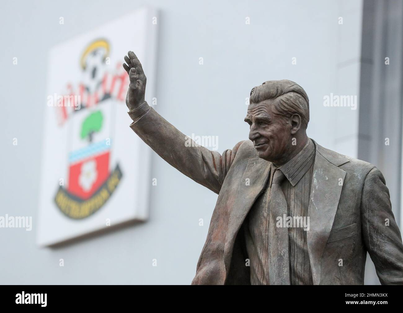 La Estatua de Ted Bates, en las afueras del estadio de fútbol de St Mary, sede del club de fútbol de Southampton. Foto de stock