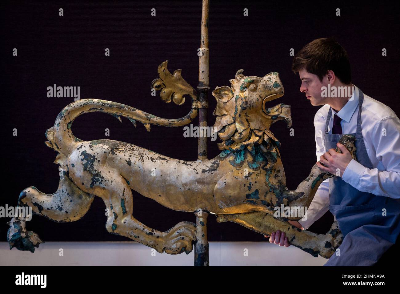 Londres, Reino Unido. 11 de febrero de 2022. Un técnico presenta “Un estilo Luis XVI de cobre dorado del siglo 18th Weather Vane” (Est. £7.000 - 10.000 libras). Vista previa de la venta de la Biblioteca Connoisseur, que se realizará en la sala de ventas Bonhams Knightsbridge los días 15 y 16 de febrero. Crédito: Stephen Chung / Alamy Live News Foto de stock