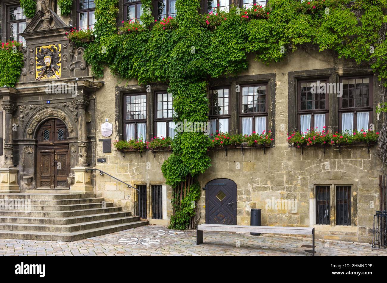 Quedlinburg, Sajonia-Anhalt, Alemania: Fachada y portal principal del ayuntamiento gótico de principios del siglo 14th en la plaza del mercado. Foto de stock