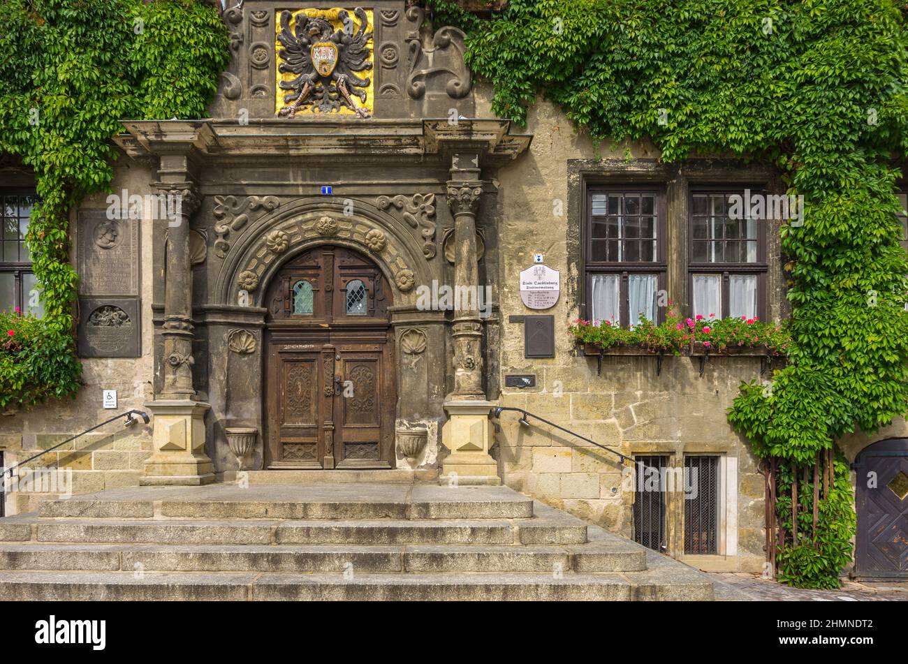 Quedlinburg, Sajonia-Anhalt, Alemania: Portal principal del ayuntamiento gótico de principios del siglo 14th en la plaza del mercado en el casco antiguo histórico. Foto de stock