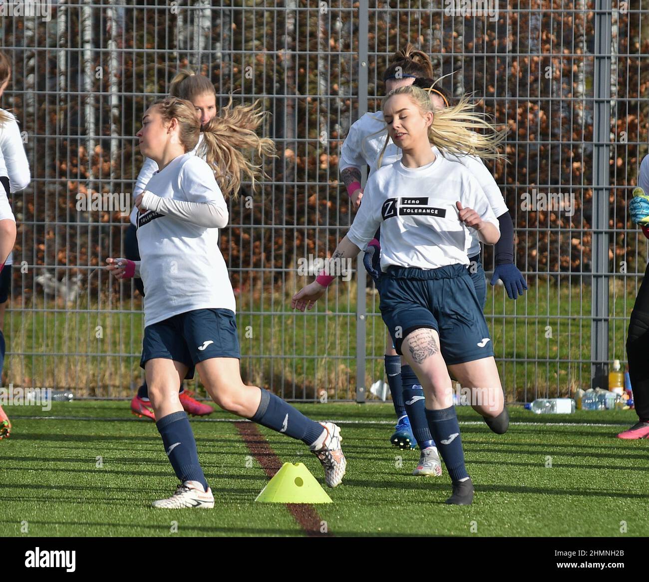 Foto Val McDermid con la nueva tira de equipo y capitán del equipo de