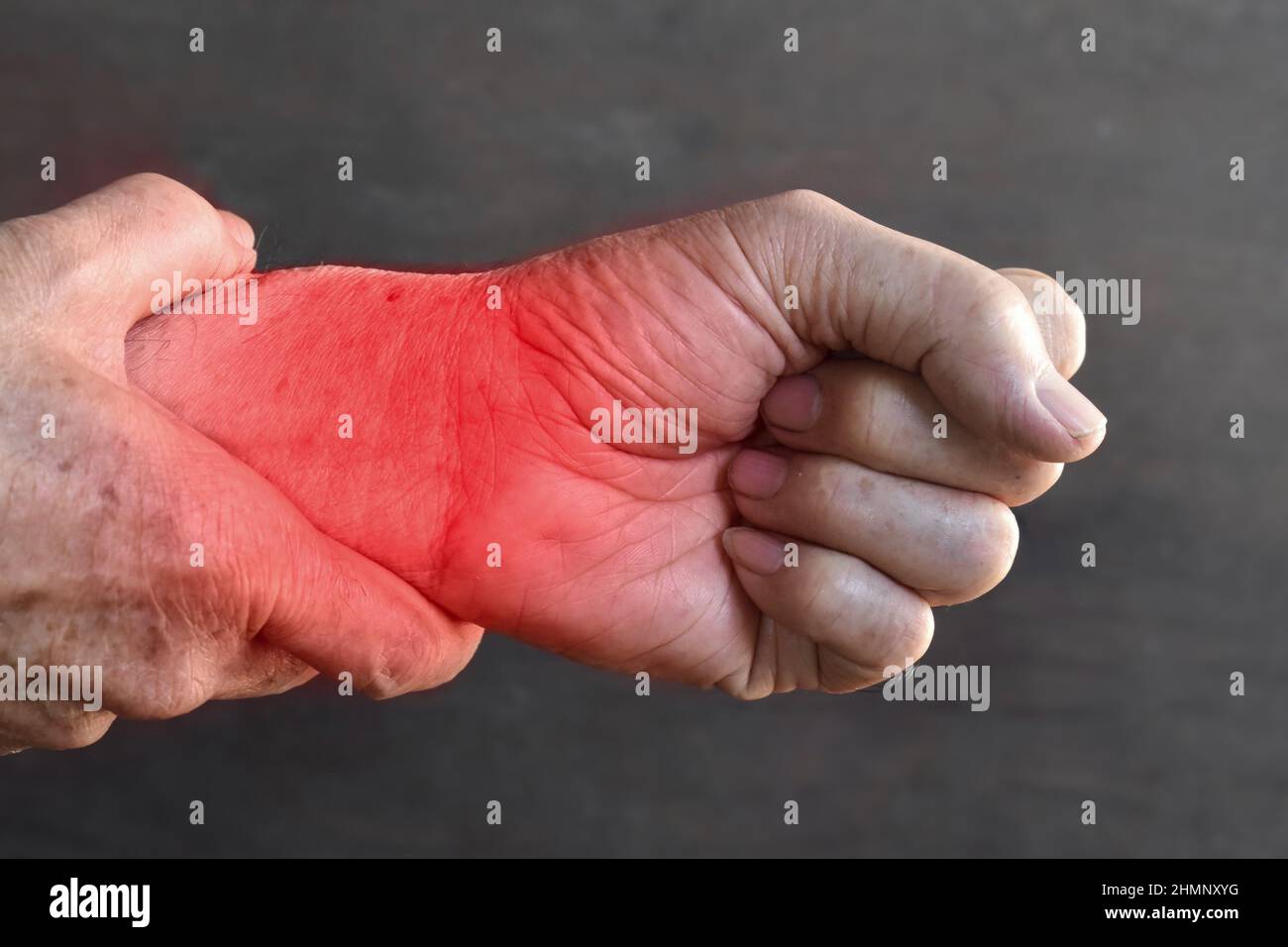 Dolor en la articulación de la muñeca del anciano del sudeste asiático.  Concepto de dolor de manos, artritis reumatoide y problemas de brazos  Fotografía de stock - Alamy