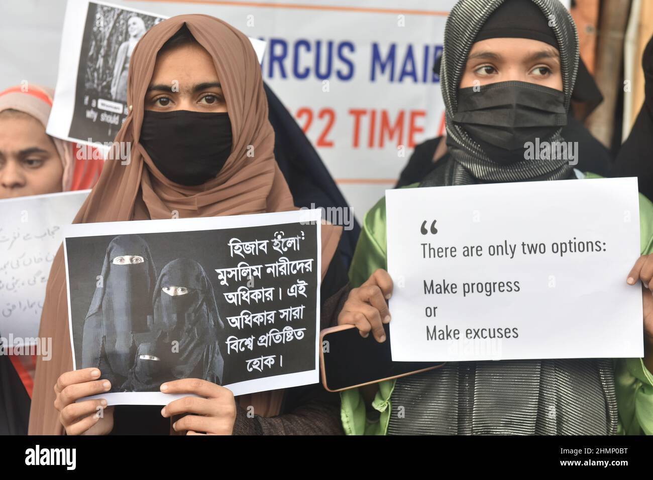 Kolkata, India. 10th Feb, 2022. Una mujer participa en una manifestación  para protestar contra la prohibición del uso de Hijab por parte de las  estudiantes musulmanas en las instituciones educativas de Karnataka.