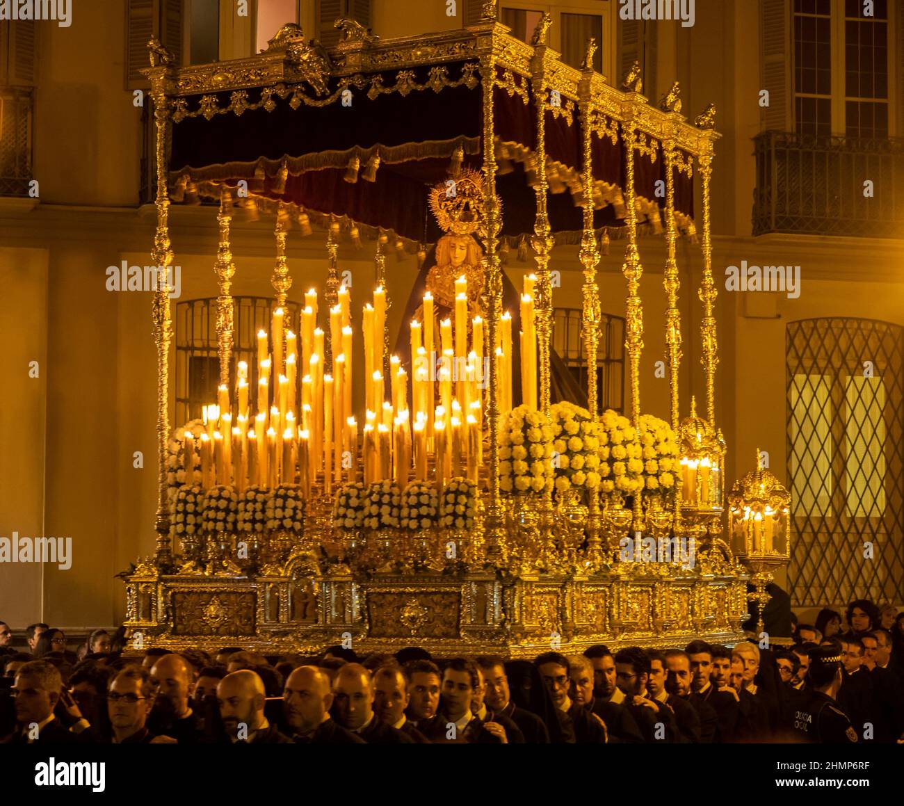 Málaga, Andalucía, España. El trono a la luz de las velas de la virgen que  pasea por las calles de Málaga durante la celebración de la Semana Santa  Fotografía de stock -