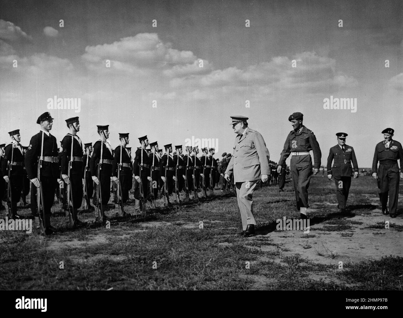 El primer ministro británico Winston Churchill revisa a la guardia de honor en el aeropuerto de Gatow en Berlín, Alemania. Autor desconocido. 15 de julio de 1945. Foto de stock