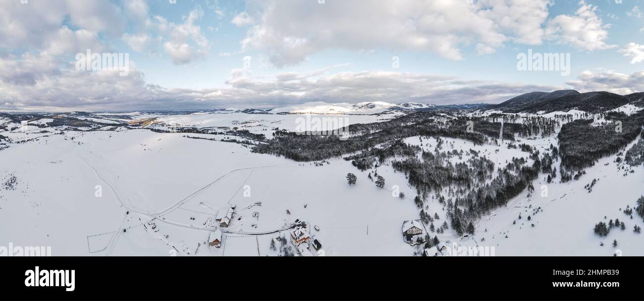 Vista aérea de la carretera y el centro de esquí Tornik , el punto más alto de Zlatibor, estación de montaña, Serbia, Europa. Tiempo de invierno Foto de stock