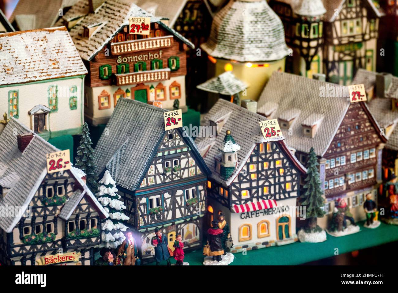 Regalos de Navidad. Tienda de souvenirs de año nuevo. Hermosas casas de juguete decoradas para las vacaciones de Navidad. Salzburgo, austria - 5 de noviembre de 2019 Foto de stock