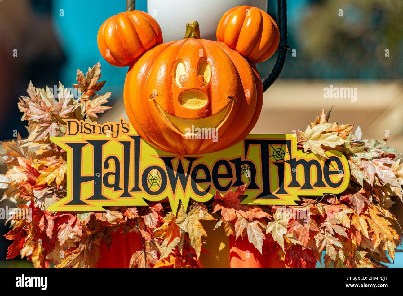 Anaheim, Estados Unidos de América - 23 de octubre de 2016: Parque temático de Disneyland Decoración de Halloween con calabaza como cabeza de Mickey Mouse Foto de stock