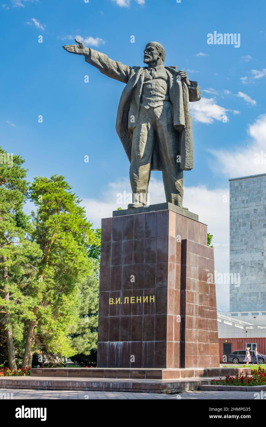 Estatua de Vladimir Lenin en el centro de Bishkek Kirguistán, Asia Central Foto de stock