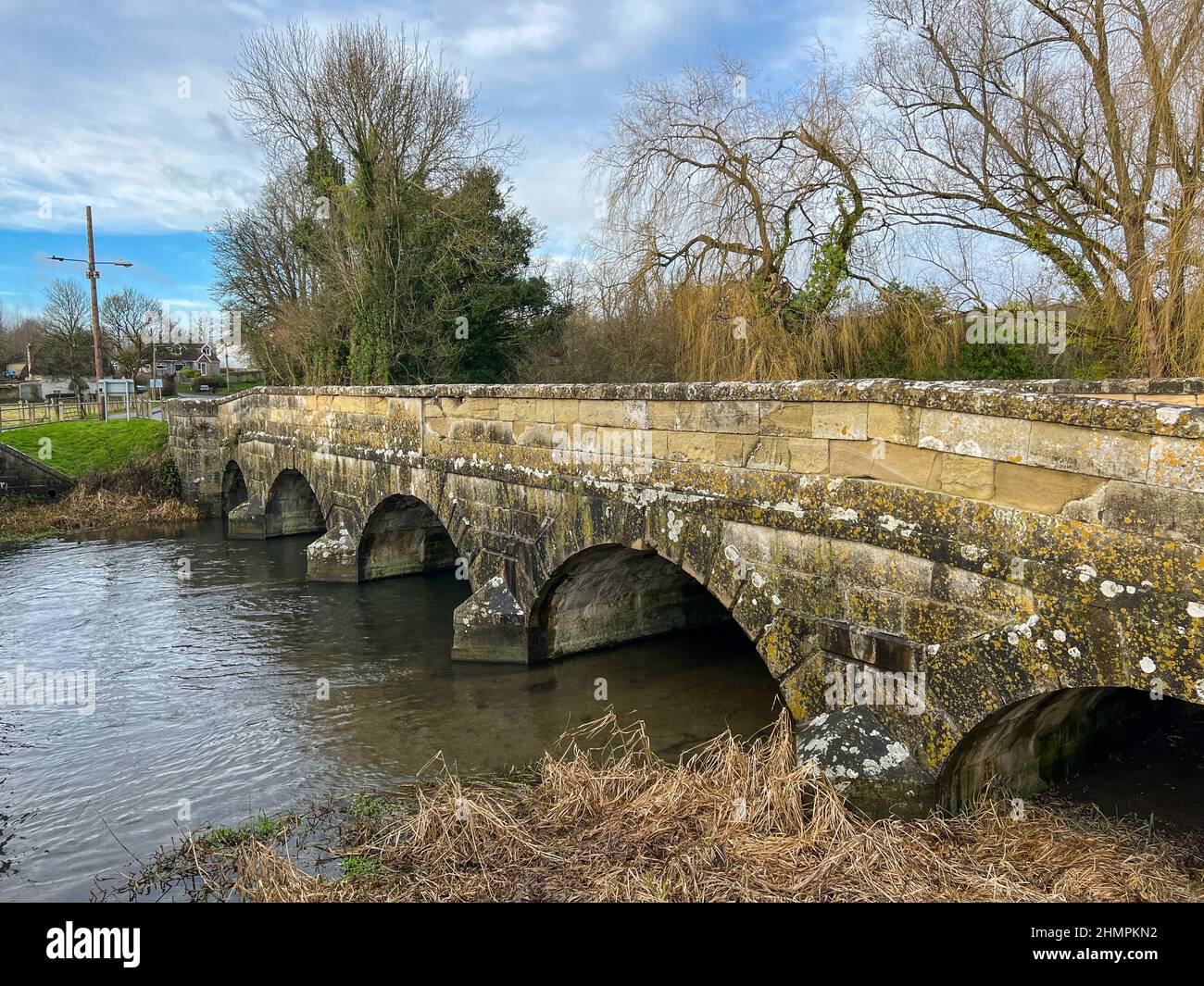 El puente Queensberry que cruza el río Avon en Amesbury fue construido en 1775, Wiltshire, Reino Unido. Foto de stock