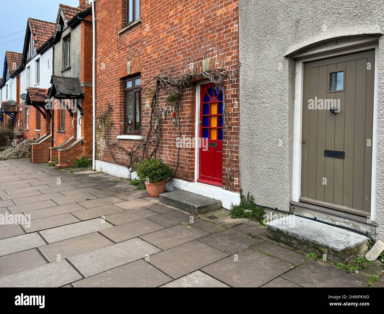 Fila de casas adosadas en Glastonbury, en Somerset, Reino Unido Foto de stock