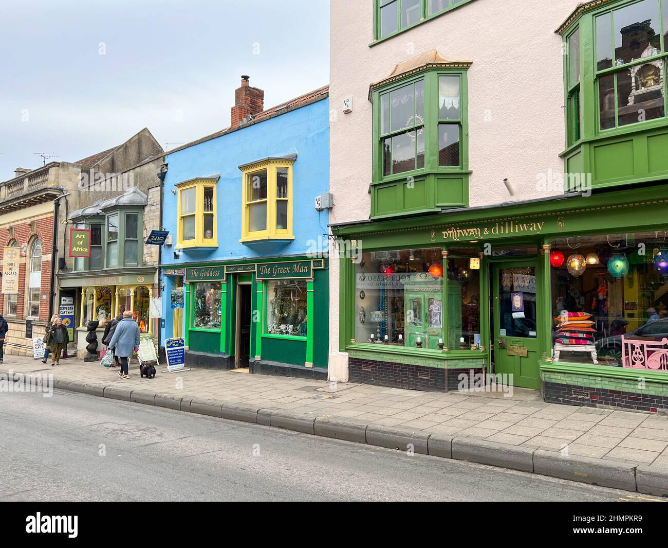 Tiendas de nueva era y espiritualidad y locales de negocios en Glastonbury, Somerset, Reino Unido Foto de stock