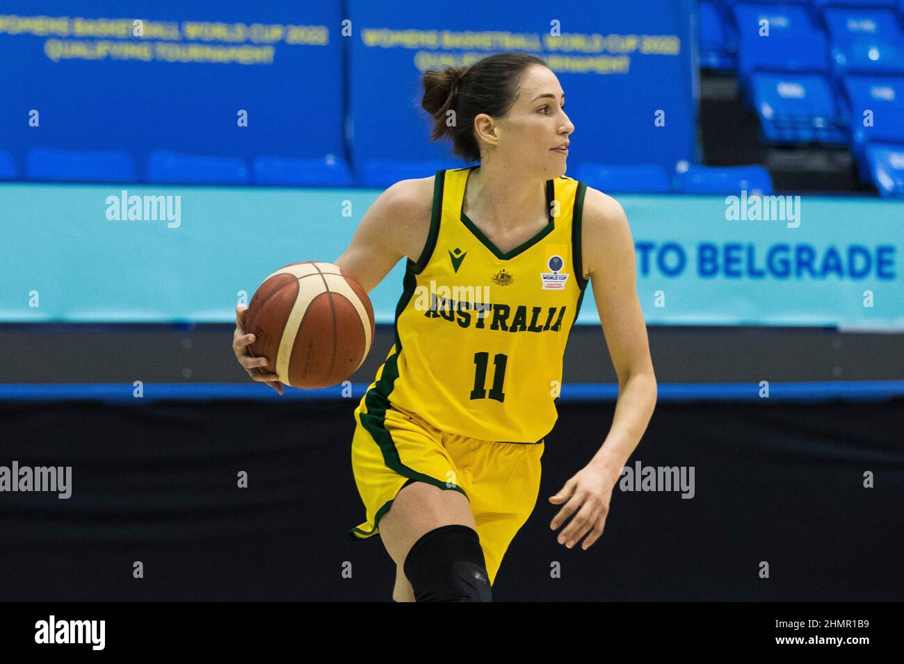 Belgrado, Serbia, 10th de febrero de 2022. BEC Allen de Australia en acción  durante el partido del Torneo de Clasificación de la Copa Mundial de  Baloncesto Femenina FIBA entre Australia y Brasil
