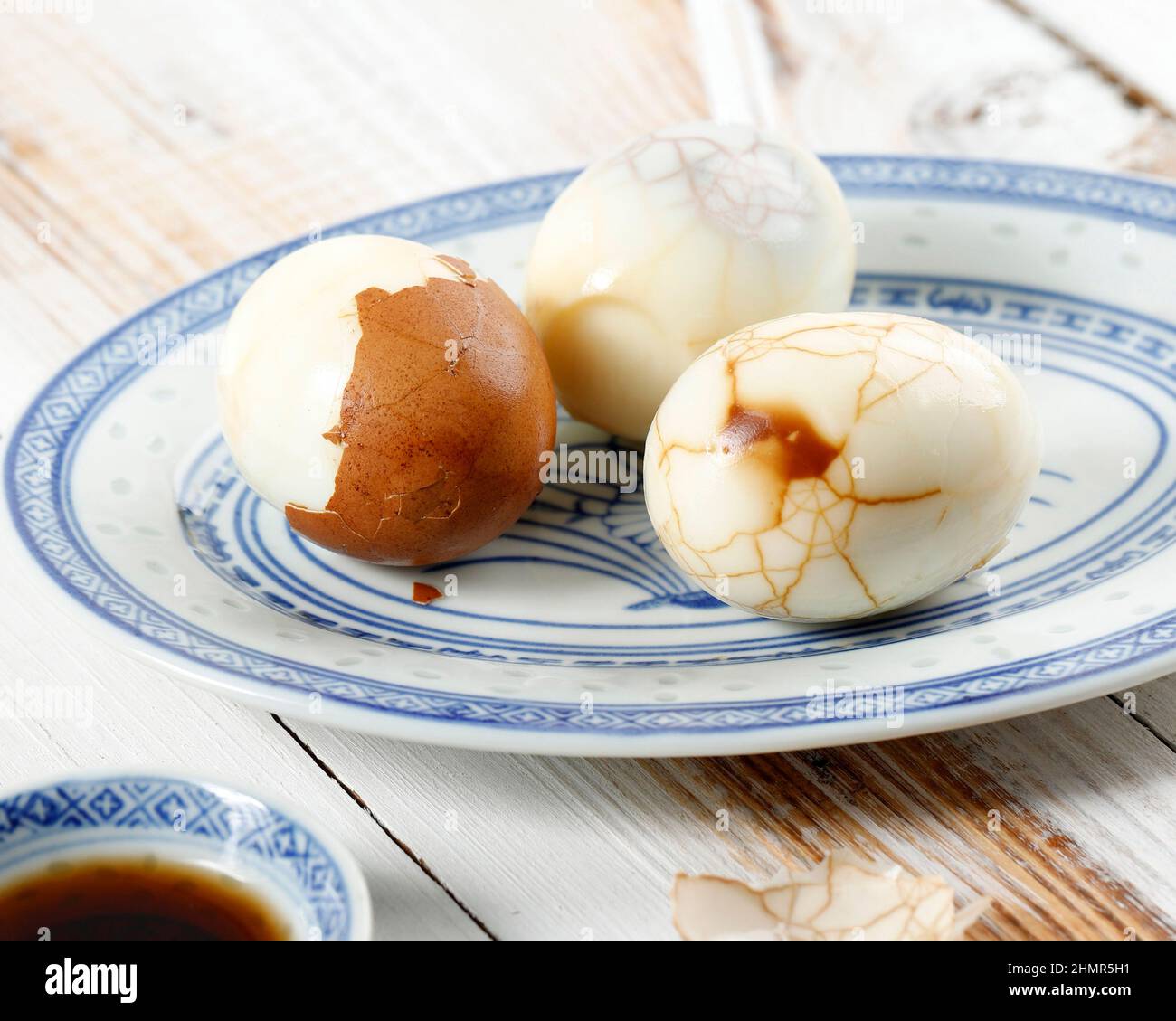 Huevos de té de mármol chino duros, efecto Vintage en el plato azul ovalado Foto de stock