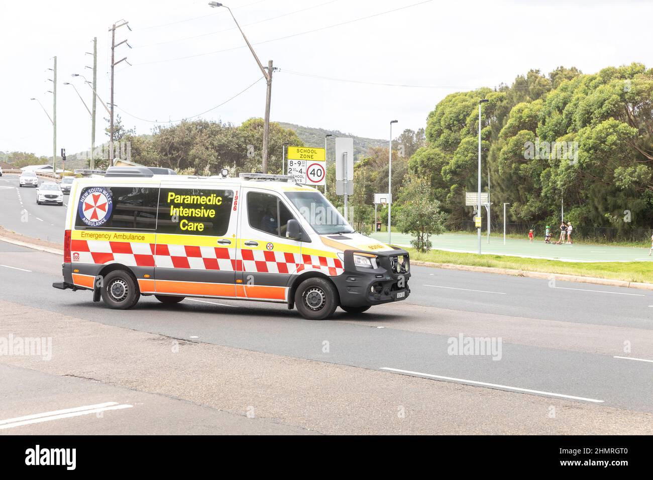 Ambulancia australiana de Nueva Gales del Sur Salud que asiste a una emergencia médica en Avalon Beach, Nueva Gales del Sur, Australia Foto de stock