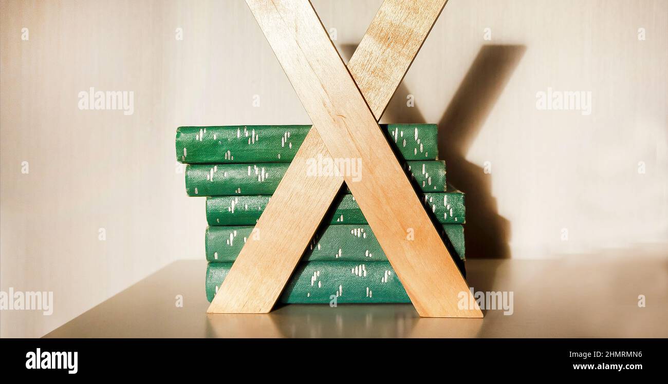 Pila de libros verdes sobre fondo blanco, estante de madera de moda Foto de stock