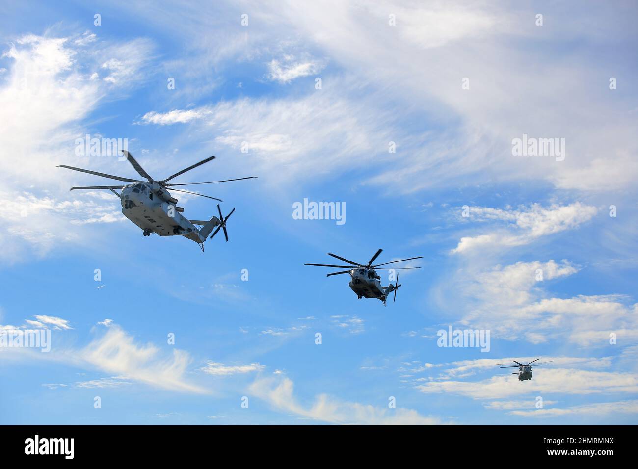 27 de enero de 2022 - Marine Corps Base Camp Lejeune, Carolina del Norte, EE.UU. - CH-53K King Stallions se preparan para aterrizar en Bogue Airfield en Bogue, N.C., 27 de enero de 2022 antes de una demostración de Operaciones Avanzadas en Base Expedicionaria. La demostración de EABO mostró los esfuerzos de II MEF para alinearse con la Guía de Planificación de los Mandantes. Como se ha mostrado, 2nd Marine Aircraft Wing continúa desarrollando las mejores prácticas para establecer y defender puntos de repostaje hacia delante y mantener operaciones de combate sostenidas desde bases avanzadas expedicionarias hacia adelante. (Imagen de crédito: © U.S. Marines/ZUMA Press Wire Service/ZuMAP Foto de stock