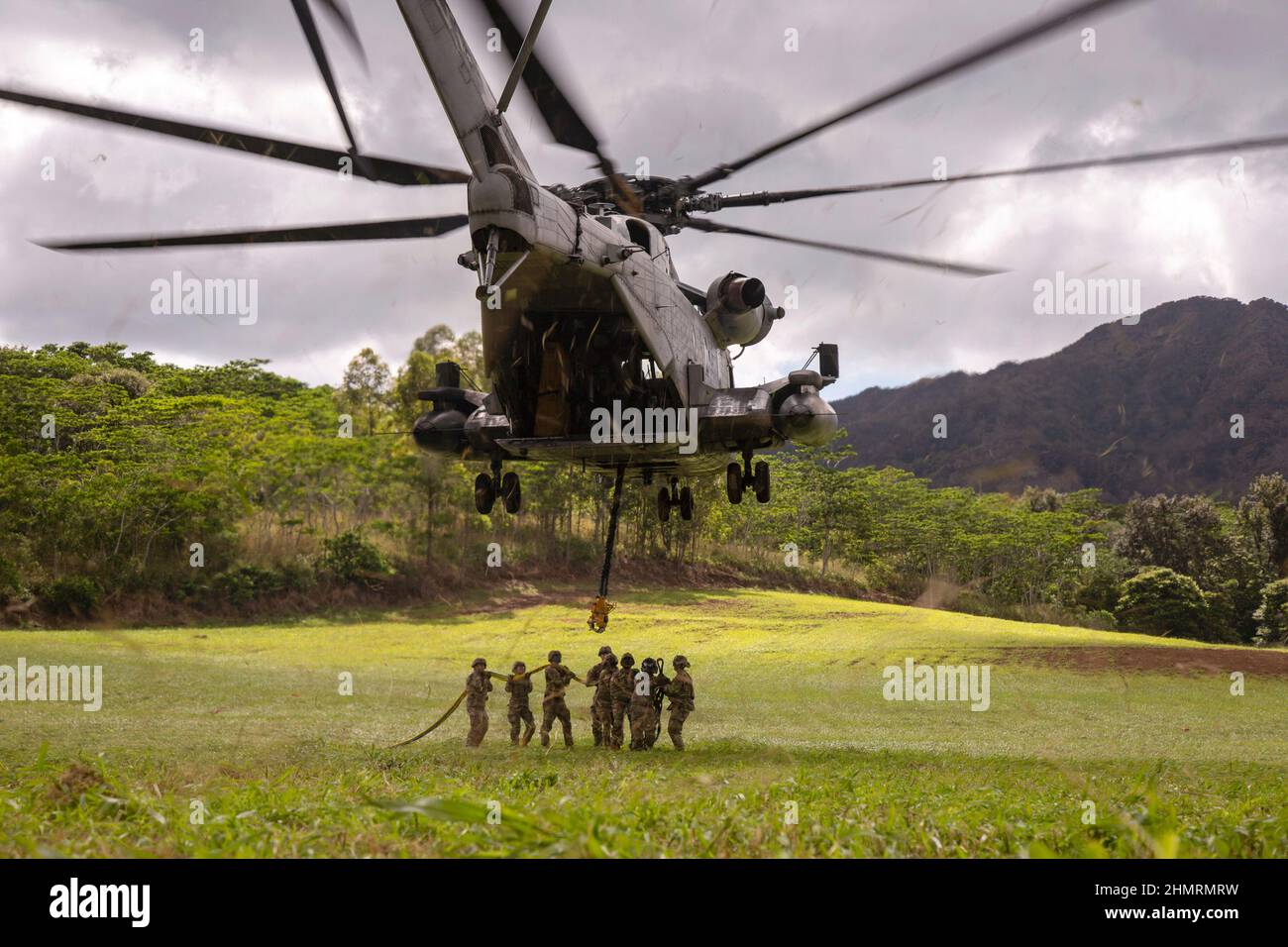 Hawaii, Estados Unidos. 27th de Ene de 2022. Un helicóptero Marine CH-53E Super Stallion asignado a Marine Heavy Helicopter Squadron (HMH) 463, realiza una carga de un helicóptero H-60 del Ejército de EE.UU. En el Cuartel Schofield, Hawai, 27 de enero de 2022. HMH-463 proporcionó apoyo de aviones al Equipo de Recuperación de Aviones (DART) de la División de Infantería de 25th del Ejército, este entrenamiento proporcionó tanto a los Marines de HMH-463 como a 25th ID DART la oportunidad de aprender unos de otros y desarrollar sus habilidades en aplicaciones del mundo real. Crédito: U.S. Marines/ZUMA Press Wire Service/ZUMAPRESS.com/Alamy Live News Foto de stock