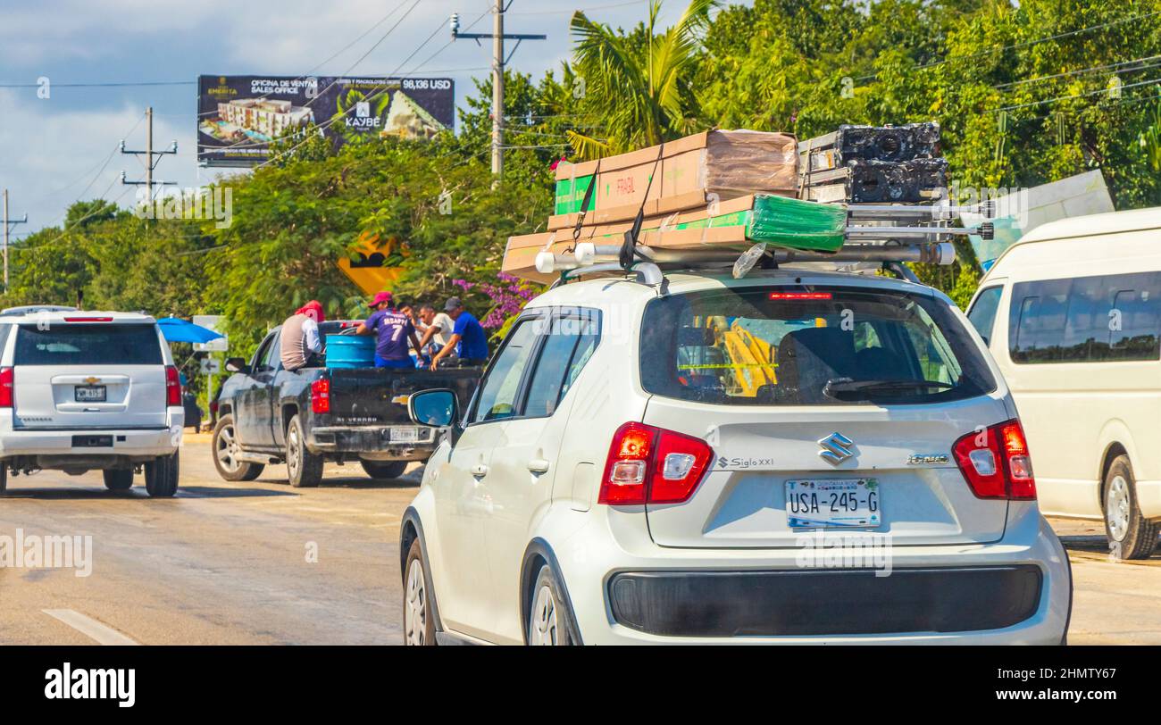 Tulum México 02. Febrero 2022 Conducir a través de la típica calle y el