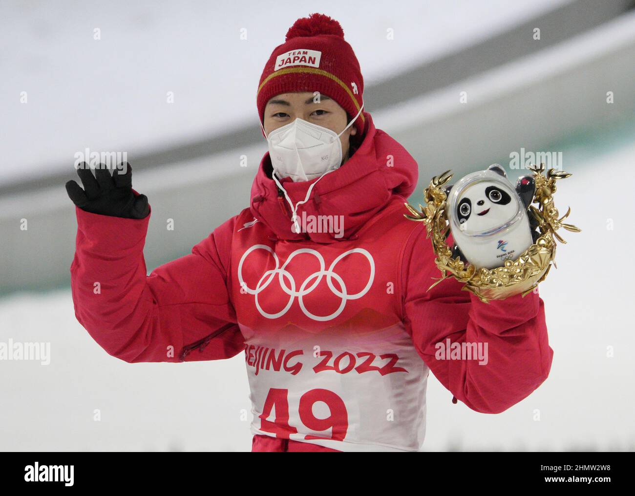 Zhangjiakou, China. 12th Feb, 2022. El medallista de plata Ryoyu Kobayashi de Japón ondea después de que los hombres de esquí saltaren individuales finales de la Colina Grande en los Juegos Olímpicos de Invierno 2022 en Zhangjiakou, China el sábado, 12 de febrero de 2022. Marius Lindvik de Noruega ganó la medalla de oro y Karl Geiger de Alemania ganó la medalla de bronce. Foto de Bob Strong/UPI . Crédito: UPI/Alamy Live News Foto de stock