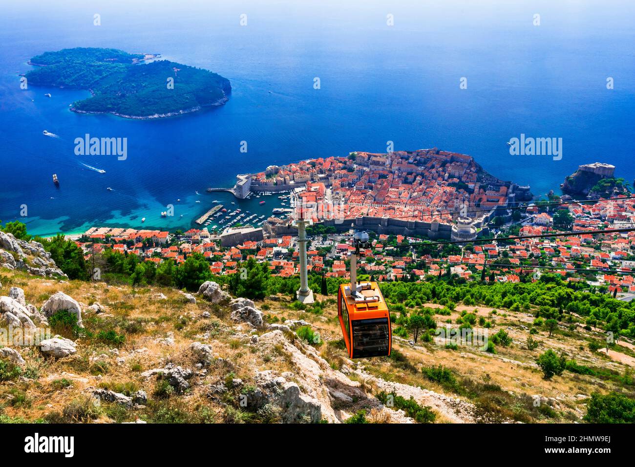 La ciudad de Dubrovnik, Croacia viaje. Vista panorámica aérea del casco antiguo, la bahía y el teleférico Foto de stock