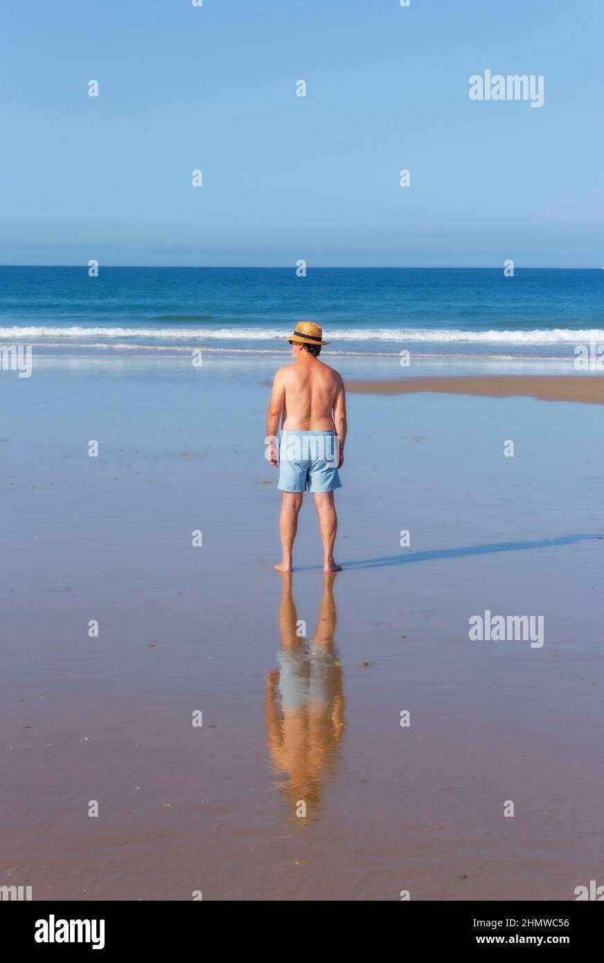 Hombre solitario mirando al mar Foto de stock