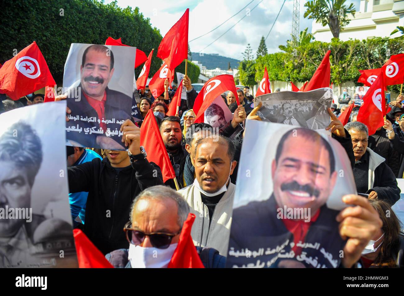 12 de febrero de 2022: Gran Túnez, Túnez. 12 de febrero de 2022. El comité de defensa de Chokri Belaid y Mohamed Brahmi se manifiestan frente a la casa del líder de Ennahda, Rached Ghannouchi, en el distrito de El Ghazela, en la ciudad tunecina de Ariana. Los líderes políticos de la oposición Chokri Belaid y Mohamed Brahmi fueron fusilados en circunstancias similares en 2013 en Túnez. Desde entonces Ennahda siempre ha negado cualquier participación en sus asesinatos y ha rechazado las acusaciones de obstaculizar las investigaciones de sus asesinatos (Credit Image: © Hasan mrad/IMAGESLIVE via ZUMA Press Wire) Foto de stock