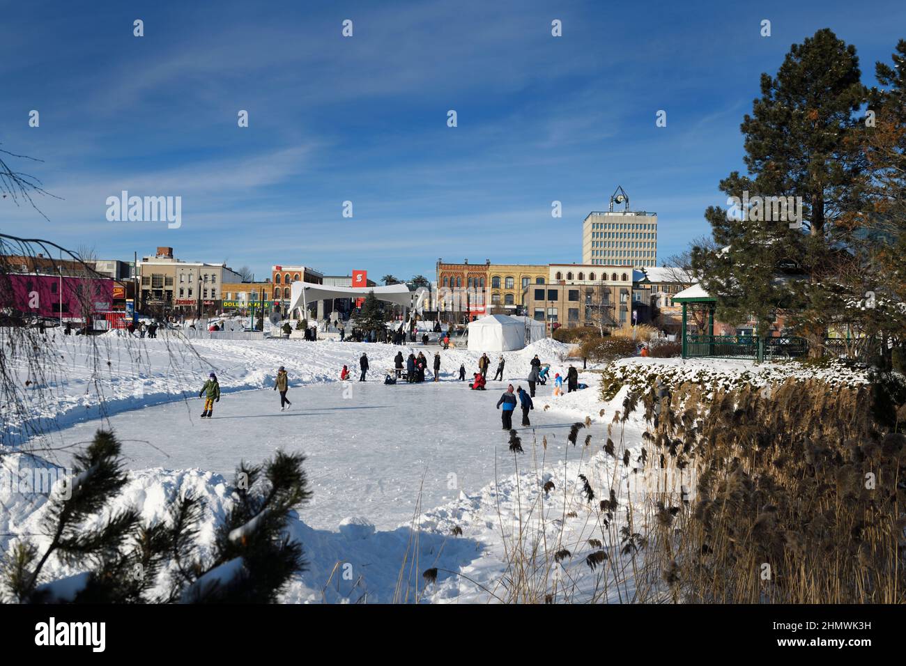 Los patinadores en Heritagae Park Pond en Barrie Winterfest llamaron a Hello Winter en 2022 con esculturas de hielo Foto de stock
