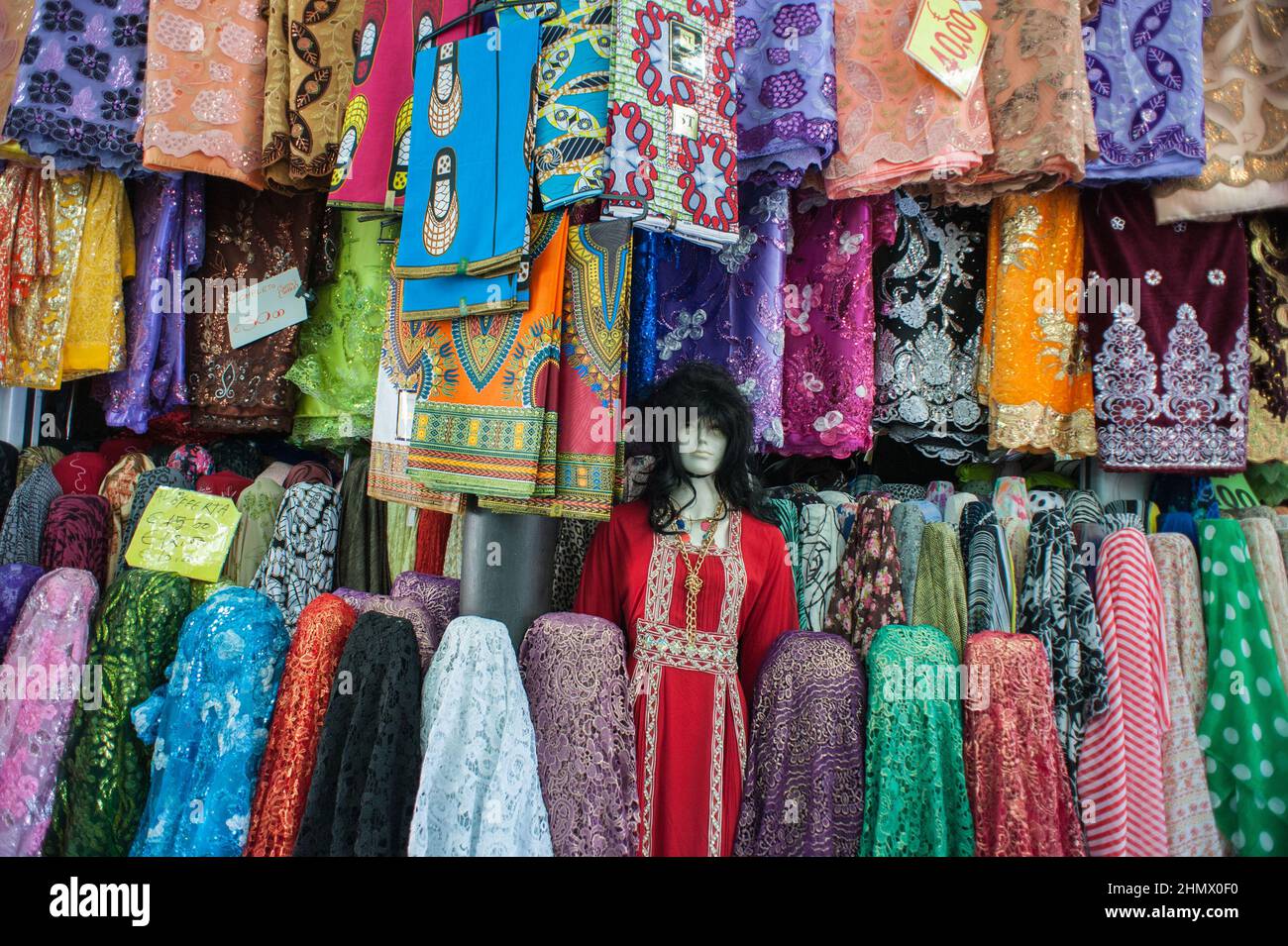 Tienda de ropa india fotografías imágenes de resolución - Alamy
