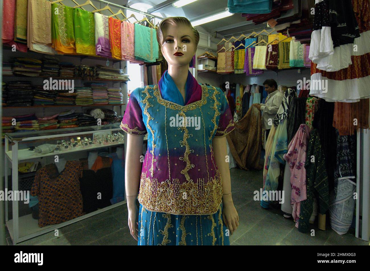 Tienda de ropa india fotografías e imágenes de alta resolución - Alamy