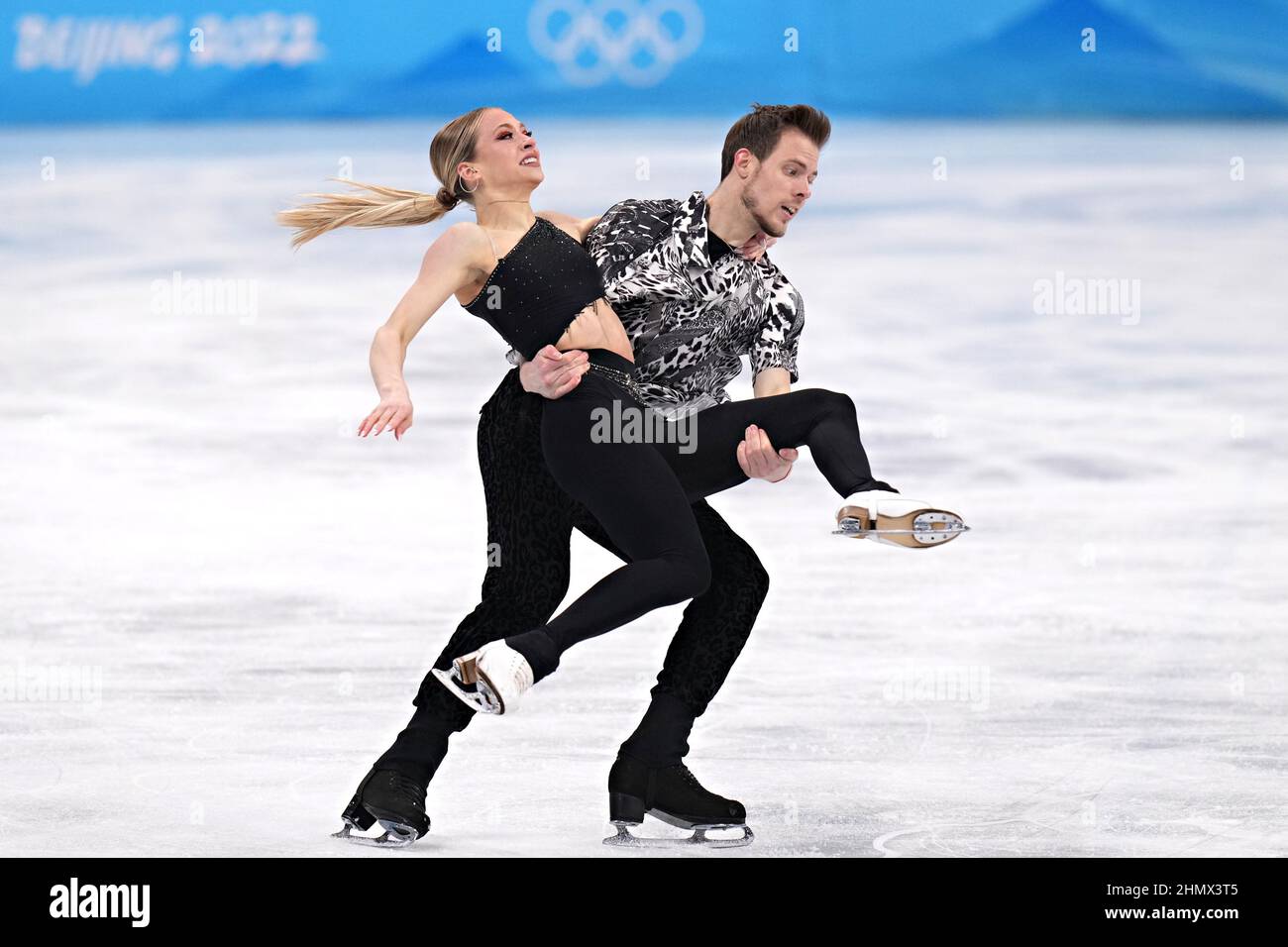 Pekín, China. 12th Feb, 2022. Victoria Sinitsina y Nikita Katsalapov de  Rusia, actúan durante la competición de ritmo de danza de hielo de patinaje  artístico en el estadio cubierto Capital en los