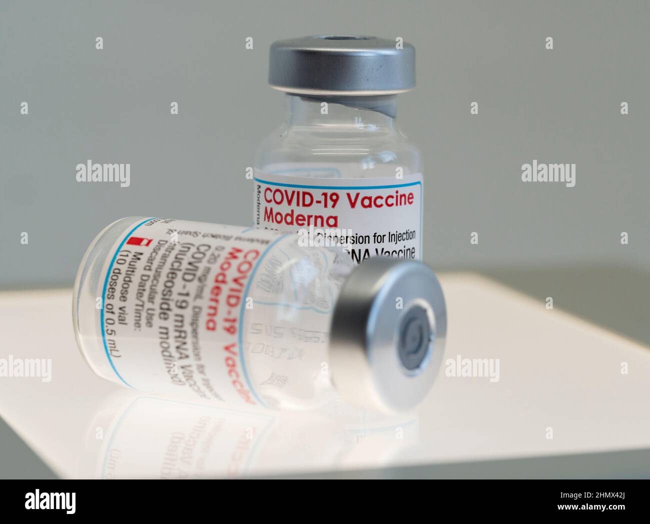 Primer plano de dos viales con la vacuna Moderna Covid-19 Foto de stock
