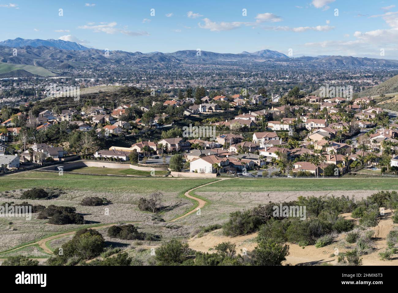 Rutas de senderismo suburbanas dejando agradables barrios en Simi Valley, California. Foto de stock