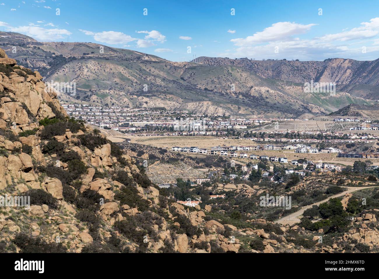 La extensión suburbana de Los Ángeles se extiende hacia las montañas de Santa Susana por encima del Porter Ranch y el barrio de Chatsworth en el Valle de San Fernando. Foto de stock