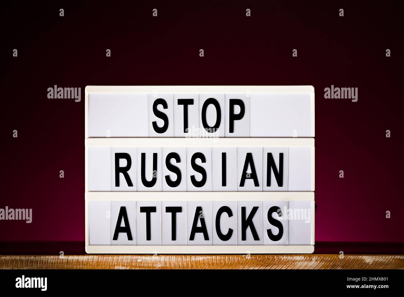 Detener los ataques rusos palabras en la caja de luz. Resistan a la ilustración de la agresión rusa Foto de stock