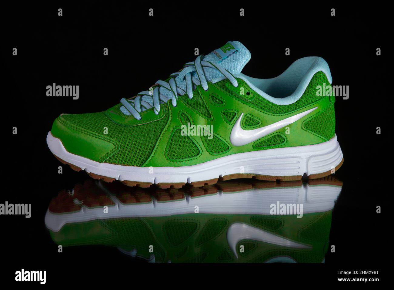 Portugal, 9 de febrero de 2022:Nike Sneaker Running. Nike, empresa  multinacional. Aislado en fotografías de productos en negro Fotografía de  stock - Alamy